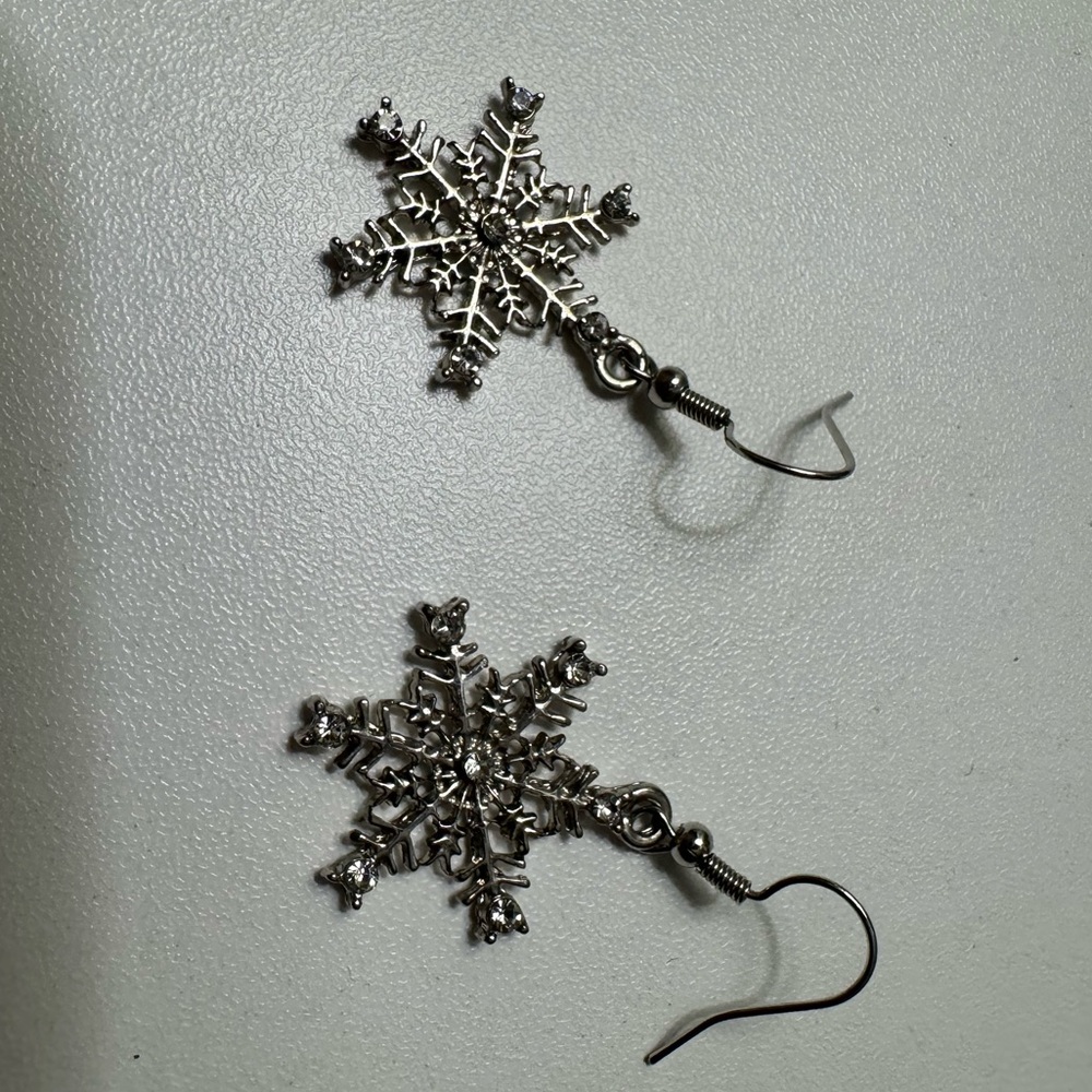 (FREE w purchase) Silver Snowflake Earrings